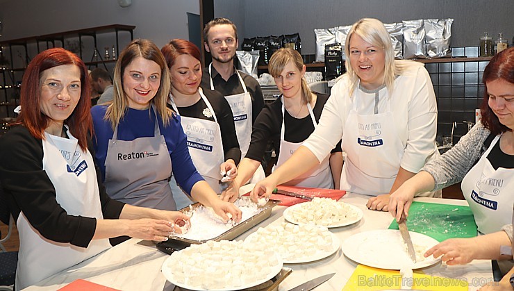 Somijas lidsabiedrība «Finnair» kopā ar Latvijas ceļojumu aģentūrām ieskandina Ziemassvētku sajūtu Somijas lidsabiedrība «Finnair» kopā ar Latvijas ceļojumu aģentūrām ieskandina Ziemassvētku sajūtu 240476