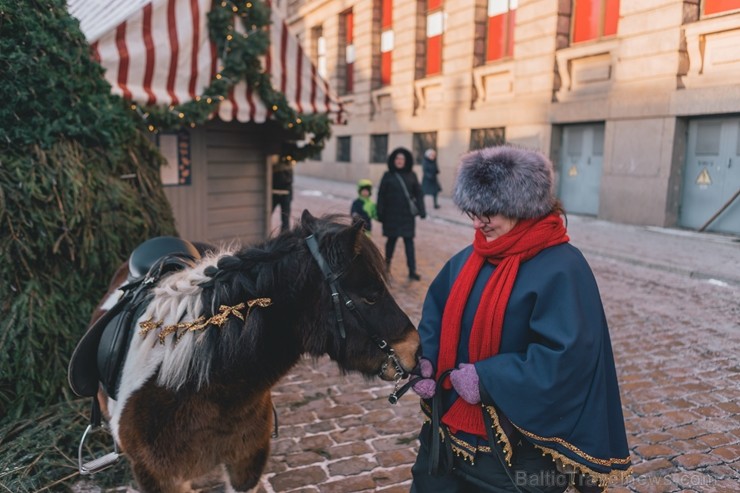 Brīvdienās un svētku dienās tirdziņā var apciemot Ziemassvētku vecīti un satikt rūķus, kā arī doties izjādēs ar ponijiem. Visu tirdziņa laiku darbojas Brīvdienās un svētku dienās tirdziņā var apciemot Ziemassvētku vecīti un satikt rūķus, kā arī doties izjādēs ar ponijiem. Visu tirdziņa laiku darbojas 240896