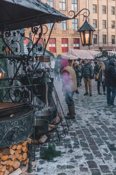 Brīvdienās un svētku dienās tirdziņā var apciemot Ziemassvētku vecīti un satikt rūķus, kā arī doties izjādēs ar ponijiem. Visu tirdziņa laiku darbojas Brīvdienās un svētku dienās tirdziņā var apciemot Ziemassvētku vecīti un satikt rūķus, kā arī doties izjādēs ar ponijiem. Visu tirdziņa laiku darbojas 240914