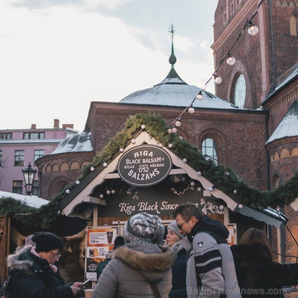 Brīvdienās un svētku dienās tirdziņā var apciemot Ziemassvētku vecīti un satikt rūķus, kā arī doties izjādēs ar ponijiem. Visu tirdziņa laiku darbojas Brīvdienās un svētku dienās tirdziņā var apciemot Ziemassvētku vecīti un satikt rūķus, kā arī doties izjādēs ar ponijiem. Visu tirdziņa laiku darbojas 240921