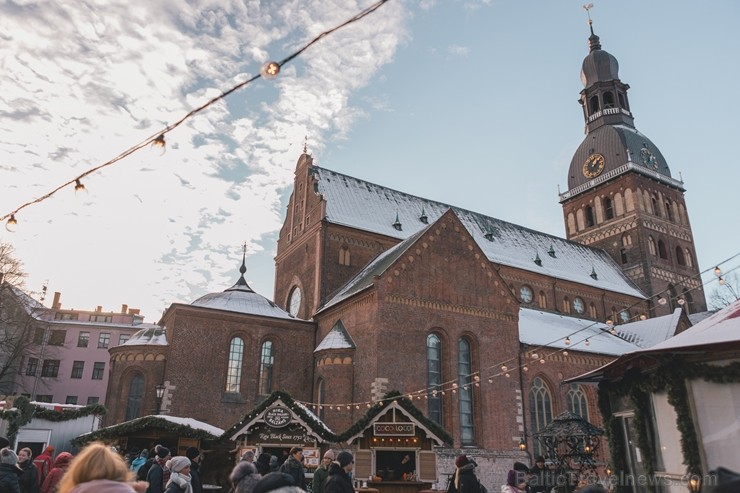 Brīvdienās un svētku dienās tirdziņā var apciemot Ziemassvētku vecīti un satikt rūķus, kā arī doties izjādēs ar ponijiem. Visu tirdziņa laiku darbojas Brīvdienās un svētku dienās tirdziņā var apciemot Ziemassvētku vecīti un satikt rūķus, kā arī doties izjādēs ar ponijiem. Visu tirdziņa laiku darbojas 240937