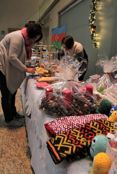 Jau 22. reizi Rīgā norisinājies tradicionālais ārzemju vēstniecību labdarības Ziemassvētku tirgus, kurā piedalījušās vairāk kā 30 ārvalstu vēstniecība Jau 22. reizi Rīgā norisinājies tradicionālais ārzemju vēstniecību labdarības Ziemassvētku tirgus, kurā piedalījušās vairāk kā 30 ārvalstu vēstniecība 241486