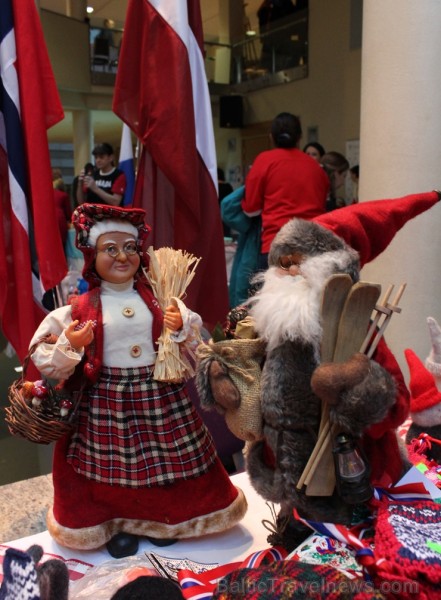 Jau 22. reizi Rīgā norisinājies tradicionālais ārzemju vēstniecību labdarības Ziemassvētku tirgus, kurā piedalījušās vairāk kā 30 ārvalstu vēstniecība Jau 22. reizi Rīgā norisinājies tradicionālais ārzemju vēstniecību labdarības Ziemassvētku tirgus, kurā piedalījušās vairāk kā 30 ārvalstu vēstniecība 241489