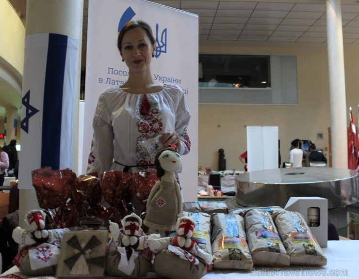 Jau 22. reizi Rīgā norisinājies tradicionālais ārzemju vēstniecību labdarības Ziemassvētku tirgus, kurā piedalījušās vairāk kā 30 ārvalstu vēstniecība Jau 22. reizi Rīgā norisinājies tradicionālais ārzemju vēstniecību labdarības Ziemassvētku tirgus, kurā piedalījušās vairāk kā 30 ārvalstu vēstniecība 241492