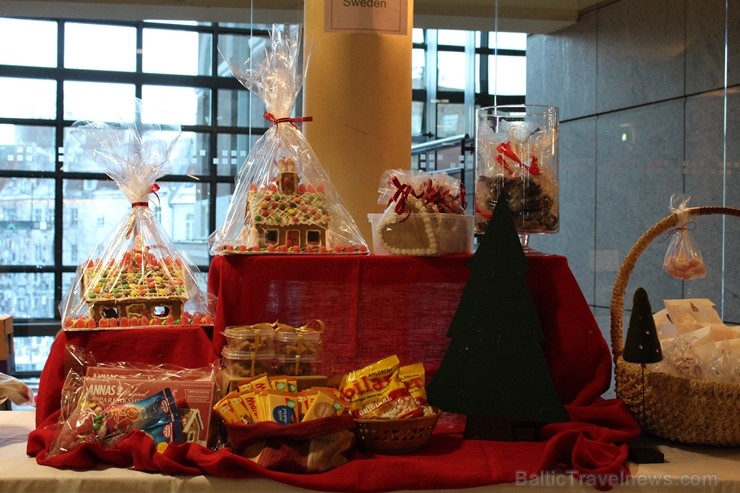 Jau 22. reizi Rīgā norisinājies tradicionālais ārzemju vēstniecību labdarības Ziemassvētku tirgus, kurā piedalījušās vairāk kā 30 ārvalstu vēstniecība Jau 22. reizi Rīgā norisinājies tradicionālais ārzemju vēstniecību labdarības Ziemassvētku tirgus, kurā piedalījušās vairāk kā 30 ārvalstu vēstniecība 241494
