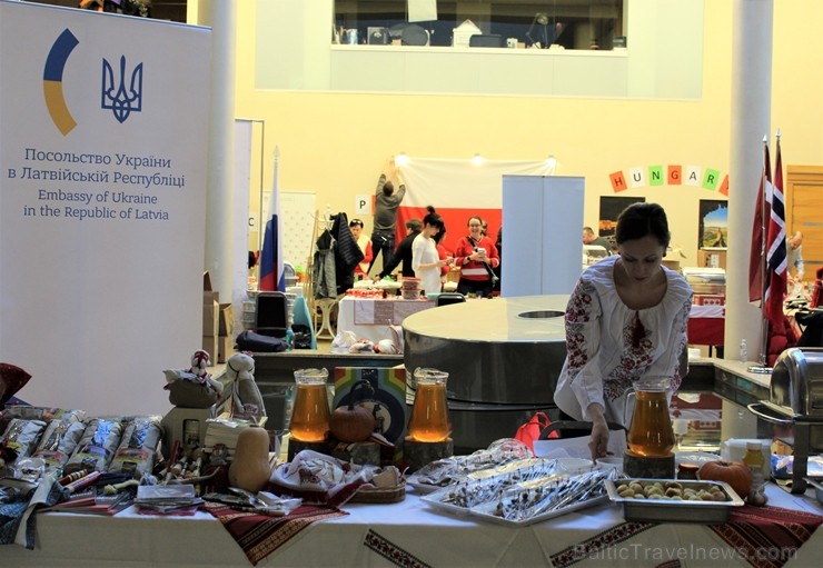 Jau 22. reizi Rīgā norisinājies tradicionālais ārzemju vēstniecību labdarības Ziemassvētku tirgus, kurā piedalījušās vairāk kā 30 ārvalstu vēstniecība Jau 22. reizi Rīgā norisinājies tradicionālais ārzemju vēstniecību labdarības Ziemassvētku tirgus, kurā piedalījušās vairāk kā 30 ārvalstu vēstniecība 241503