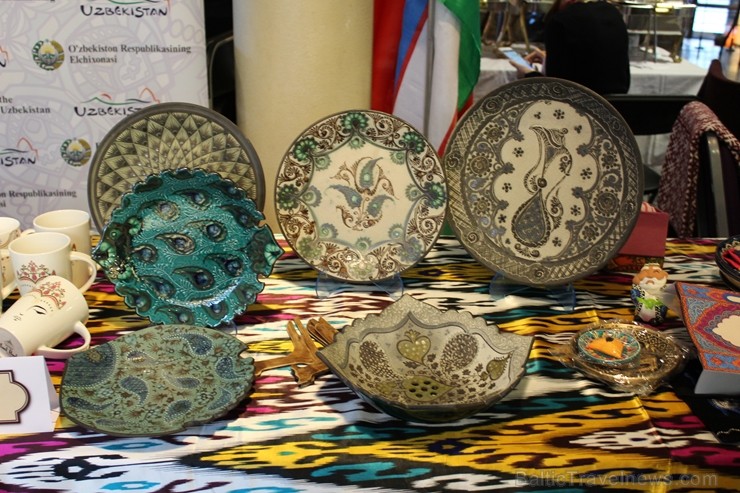 Jau 22. reizi Rīgā norisinājies tradicionālais ārzemju vēstniecību labdarības Ziemassvētku tirgus, kurā piedalījušās vairāk kā 30 ārvalstu vēstniecība Jau 22. reizi Rīgā norisinājies tradicionālais ārzemju vēstniecību labdarības Ziemassvētku tirgus, kurā piedalījušās vairāk kā 30 ārvalstu vēstniecība 241508