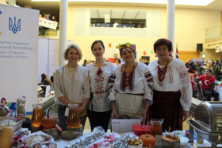 Jau 22. reizi Rīgā norisinājies tradicionālais ārzemju vēstniecību labdarības Ziemassvētku tirgus, kurā piedalījušās vairāk kā 30 ārvalstu vēstniecība Jau 22. reizi Rīgā norisinājies tradicionālais ārzemju vēstniecību labdarības Ziemassvētku tirgus, kurā piedalījušās vairāk kā 30 ārvalstu vēstniecība 241509