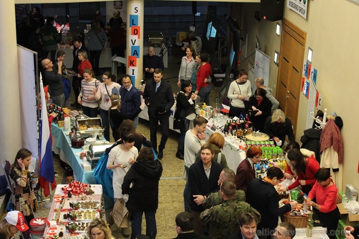 Jau 22. reizi Rīgā norisinājies tradicionālais ārzemju vēstniecību labdarības Ziemassvētku tirgus, kurā piedalījušās vairāk kā 30 ārvalstu vēstniecība Jau 22. reizi Rīgā norisinājies tradicionālais ārzemju vēstniecību labdarības Ziemassvētku tirgus, kurā piedalījušās vairāk kā 30 ārvalstu vēstniecība 241513