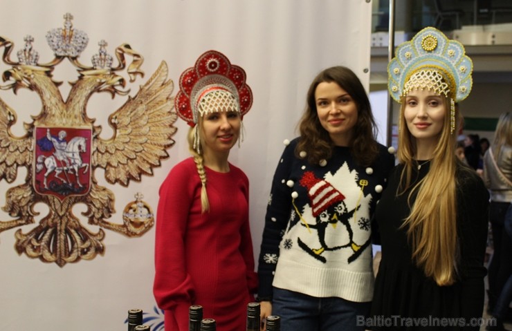 Jau 22. reizi Rīgā norisinājies tradicionālais ārzemju vēstniecību labdarības Ziemassvētku tirgus, kurā piedalījušās vairāk kā 30 ārvalstu vēstniecība Jau 22. reizi Rīgā norisinājies tradicionālais ārzemju vēstniecību labdarības Ziemassvētku tirgus, kurā piedalījušās vairāk kā 30 ārvalstu vēstniecība 241517