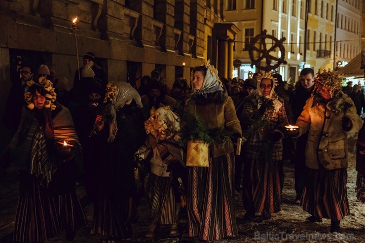 Vecrīgā un Ziemassvētku tirdziņā Doma laukumā noritēja latviska saulgriežu svinēšana ar dziesmām, bluķa vilkšanu un jautrām izdarībām Vecrīgā un Ziemassvētku tirdziņā Doma laukumā noritēja latviska saulgriežu svinēšana ar dziesmām, bluķa vilkšanu un jautrām izdarībām 242006