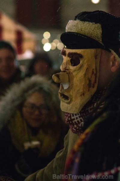 Vecrīgā un Ziemassvētku tirdziņā Doma laukumā noritēja latviska saulgriežu svinēšana ar dziesmām, bluķa vilkšanu un jautrām izdarībām Vecrīgā un Ziemassvētku tirdziņā Doma laukumā noritēja latviska saulgriežu svinēšana ar dziesmām, bluķa vilkšanu un jautrām izdarībām 242007
