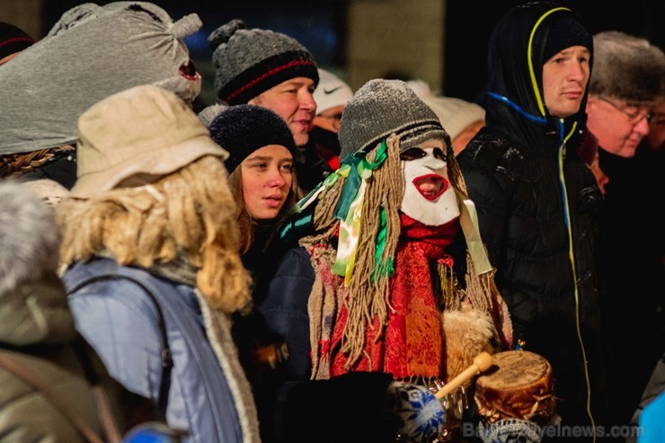 Vecrīgā un Ziemassvētku tirdziņā Doma laukumā noritēja latviska saulgriežu svinēšana ar dziesmām, bluķa vilkšanu un jautrām izdarībām Vecrīgā un Ziemassvētku tirdziņā Doma laukumā noritēja latviska saulgriežu svinēšana ar dziesmām, bluķa vilkšanu un jautrām izdarībām 242017