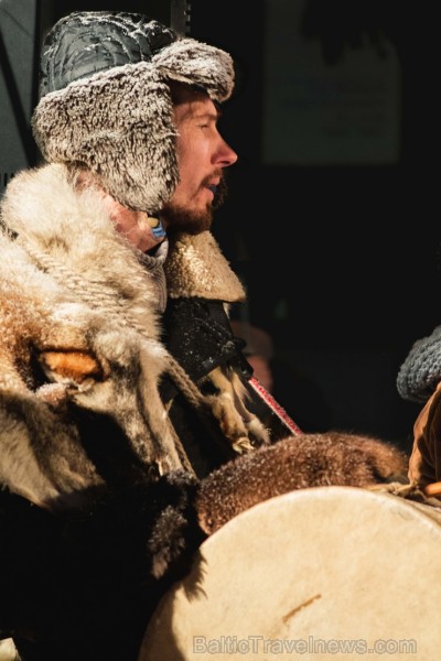 Vecrīgā un Ziemassvētku tirdziņā Doma laukumā noritēja latviska saulgriežu svinēšana ar dziesmām, bluķa vilkšanu un jautrām izdarībām Vecrīgā un Ziemassvētku tirdziņā Doma laukumā noritēja latviska saulgriežu svinēšana ar dziesmām, bluķa vilkšanu un jautrām izdarībām 242019