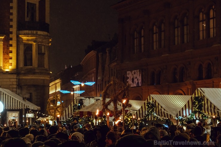 Vecrīgā un Ziemassvētku tirdziņā Doma laukumā noritēja latviska saulgriežu svinēšana ar dziesmām, bluķa vilkšanu un jautrām izdarībām Vecrīgā un Ziemassvētku tirdziņā Doma laukumā noritēja latviska saulgriežu svinēšana ar dziesmām, bluķa vilkšanu un jautrām izdarībām 242045