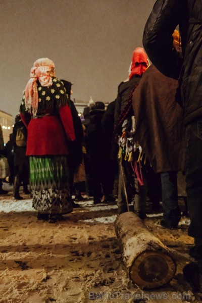 Vecrīgā un Ziemassvētku tirdziņā Doma laukumā noritēja latviska saulgriežu svinēšana ar dziesmām, bluķa vilkšanu un jautrām izdarībām Vecrīgā un Ziemassvētku tirdziņā Doma laukumā noritēja latviska saulgriežu svinēšana ar dziesmām, bluķa vilkšanu un jautrām izdarībām 242055