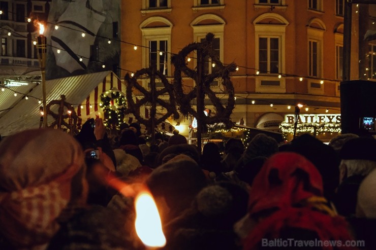 Vecrīgā un Ziemassvētku tirdziņā Doma laukumā noritēja latviska saulgriežu svinēšana ar dziesmām, bluķa vilkšanu un jautrām izdarībām Vecrīgā un Ziemassvētku tirdziņā Doma laukumā noritēja latviska saulgriežu svinēšana ar dziesmām, bluķa vilkšanu un jautrām izdarībām 242056