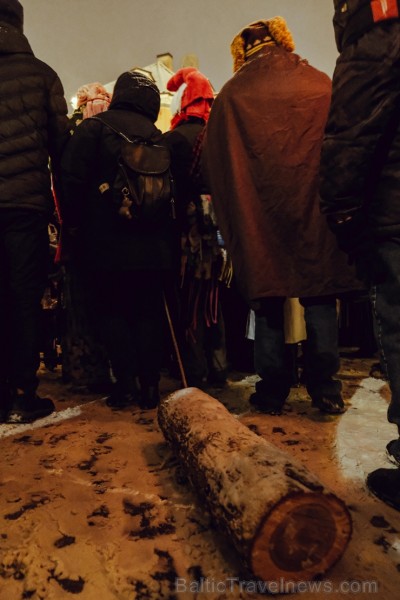 Vecrīgā un Ziemassvētku tirdziņā Doma laukumā noritēja latviska saulgriežu svinēšana ar dziesmām, bluķa vilkšanu un jautrām izdarībām Vecrīgā un Ziemassvētku tirdziņā Doma laukumā noritēja latviska saulgriežu svinēšana ar dziesmām, bluķa vilkšanu un jautrām izdarībām 242058