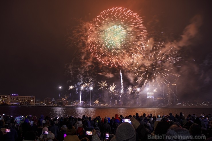 Rīgā par iedzīvotāju iecienītu tradīciju ir kļuvusi Jaunā gada sagaidīšana 11. novembra krastmalā. Šoreiz gadu mijas pasākumi krastmalā pulcēja apmēra Rīgā par iedzīvotāju iecienītu tradīciju ir kļuvusi Jaunā gada sagaidīšana 11. novembra krastmalā. Šoreiz gadu mijas pasākumi krastmalā pulcēja apmēra 242230