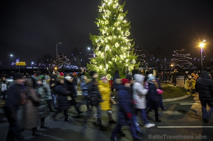 Rīgā par iedzīvotāju iecienītu tradīciju ir kļuvusi Jaunā gada sagaidīšana 11. novembra krastmalā. Šoreiz gadu mijas pasākumi krastmalā pulcēja apmēra Rīgā par iedzīvotāju iecienītu tradīciju ir kļuvusi Jaunā gada sagaidīšana 11. novembra krastmalā. Šoreiz gadu mijas pasākumi krastmalā pulcēja apmēra 242240
