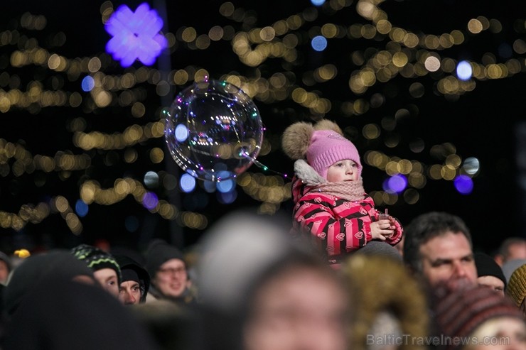 Rīgā par iedzīvotāju iecienītu tradīciju ir kļuvusi Jaunā gada sagaidīšana 11. novembra krastmalā. Šoreiz gadu mijas pasākumi krastmalā pulcēja apmēra Rīgā par iedzīvotāju iecienītu tradīciju ir kļuvusi Jaunā gada sagaidīšana 11. novembra krastmalā. Šoreiz gadu mijas pasākumi krastmalā pulcēja apmēra 242243
