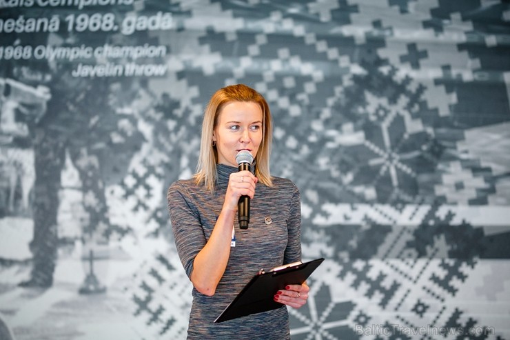 Godinot Latvijas vieglatlētu sasniegumus un vēloties pasažieriem atgādināt par veselīga dzīvesveida nozīmi ikviena cilvēka dzīvē, lidostā Godinot Latvijas vieglatlētu sasniegumus un vēloties pasažieriem atgādināt par veselīga dzīvesveida nozīmi ikviena cilvēka dzīvē, lidostā
