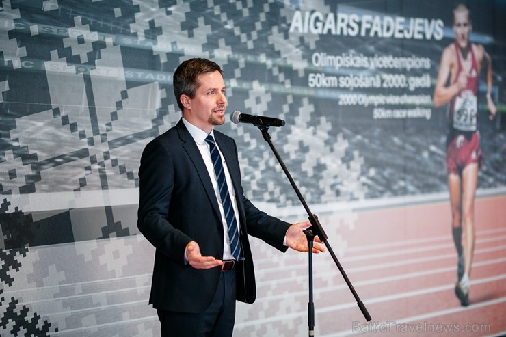 Godinot Latvijas vieglatlētu sasniegumus un vēloties pasažieriem atgādināt par veselīga dzīvesveida nozīmi ikviena cilvēka dzīvē, lidostā Godinot Latvijas vieglatlētu sasniegumus un vēloties pasažieriem atgādināt par veselīga dzīvesveida nozīmi ikviena cilvēka dzīvē, lidostā
