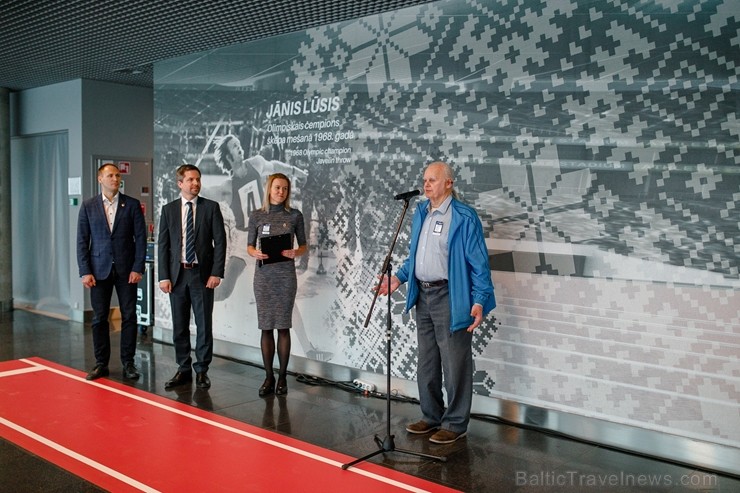 Godinot Latvijas vieglatlētu sasniegumus un vēloties pasažieriem atgādināt par veselīga dzīvesveida nozīmi ikviena cilvēka dzīvē, lidostā Godinot Latvijas vieglatlētu sasniegumus un vēloties pasažieriem atgādināt par veselīga dzīvesveida nozīmi ikviena cilvēka dzīvē, lidostā