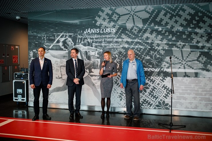 Godinot Latvijas vieglatlētu sasniegumus un vēloties pasažieriem atgādināt par veselīga dzīvesveida nozīmi ikviena cilvēka dzīvē, lidostā Godinot Latvijas vieglatlētu sasniegumus un vēloties pasažieriem atgādināt par veselīga dzīvesveida nozīmi ikviena cilvēka dzīvē, lidostā