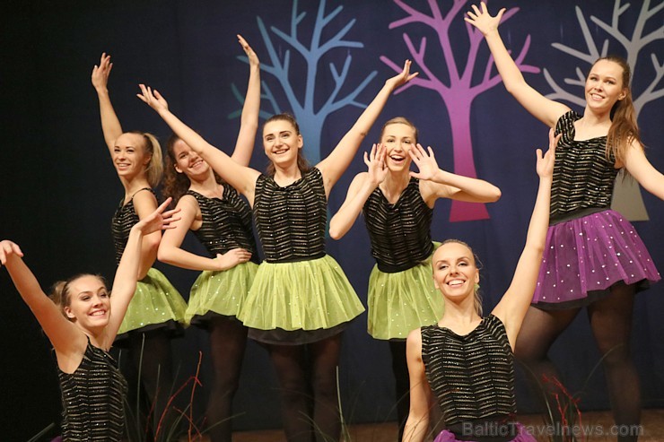 Ogres bērnu un jauniešu tautas deju studija «Pīlādzītis» atzīmē 30 gadu jubileju 243037