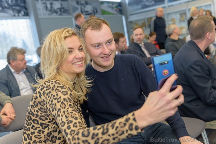 Vai rallijkrosa braucējs Reinis Nitišs spēj vienlaicīgi vadīt auto un izmantot tālruni? 243224