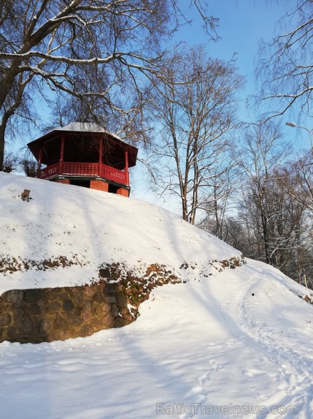 Valmiera mirdz un vilina ceļtājus visos gadalaikos, bet šobrīd tā jo īpaši vilina gan kultūras dzīves baudītājus, gan aktīvo ziemas prieku mīļotājus. 243875
