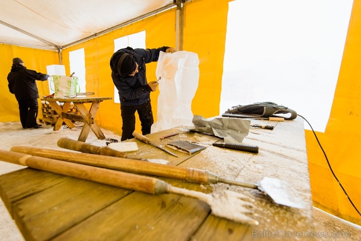 Jelgavā sākas Starptautiskā Ledus skulptūru festivāla konkurss un tēlnieki, katrs no viena 100x50x25 centimetrus liela un 120 kilogramus smaga ledus b 244615