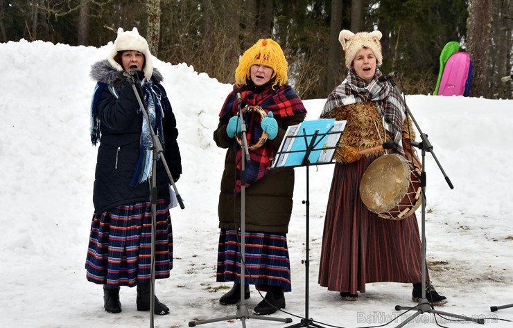 Kopā ar folkloristiem un latvisko tradīciju zinātājiem Alūksnē svinēja Meteņdienu, ejot rotaļās, lieloties, ēdot cūkas šņukuru, vizinoties no kalna un Kopā ar folkloristiem un latvisko tradīciju zinātājiem Alūksnē svinēja Meteņdienu, ejot rotaļās, lieloties, ēdot cūkas šņukuru, vizinoties no kalna un 245964