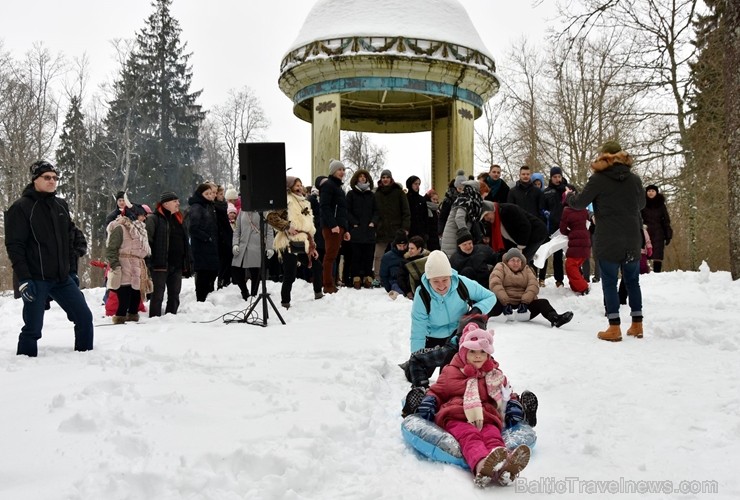 Kopā ar folkloristiem un latvisko tradīciju zinātājiem Alūksnē svinēja Meteņdienu, ejot rotaļās, lieloties, ēdot cūkas šņukuru, vizinoties no kalna un Kopā ar folkloristiem un latvisko tradīciju zinātājiem Alūksnē svinēja Meteņdienu, ejot rotaļās, lieloties, ēdot cūkas šņukuru, vizinoties no kalna un 245969