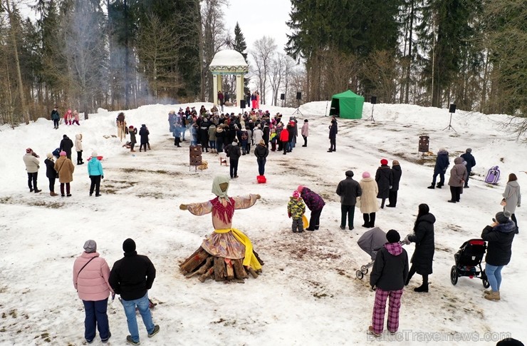 Kopā ar folkloristiem un latvisko tradīciju zinātājiem Alūksnē svinēja Meteņdienu, ejot rotaļās, lieloties, ēdot cūkas šņukuru, vizinoties no kalna un Kopā ar folkloristiem un latvisko tradīciju zinātājiem Alūksnē svinēja Meteņdienu, ejot rotaļās, lieloties, ēdot cūkas šņukuru, vizinoties no kalna un 245974