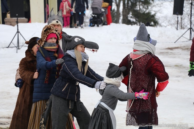 Kopā ar folkloristiem un latvisko tradīciju zinātājiem Alūksnē svinēja Meteņdienu, ejot rotaļās, lieloties, ēdot cūkas šņukuru, vizinoties no kalna un Kopā ar folkloristiem un latvisko tradīciju zinātājiem Alūksnē svinēja Meteņdienu, ejot rotaļās, lieloties, ēdot cūkas šņukuru, vizinoties no kalna un 245988
