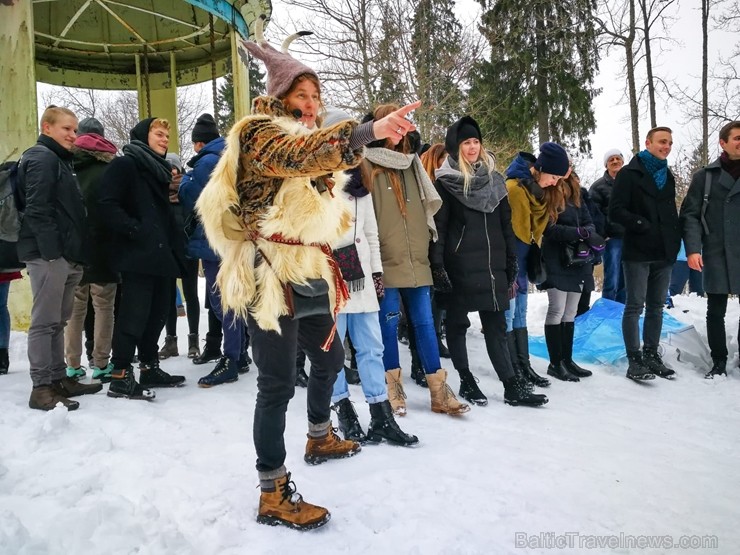 Kopā ar folkloristiem un latvisko tradīciju zinātājiem Alūksnē svinēja Meteņdienu, ejot rotaļās, lieloties, ēdot cūkas šņukuru, vizinoties no kalna un Kopā ar folkloristiem un latvisko tradīciju zinātājiem Alūksnē svinēja Meteņdienu, ejot rotaļās, lieloties, ēdot cūkas šņukuru, vizinoties no kalna un 245991