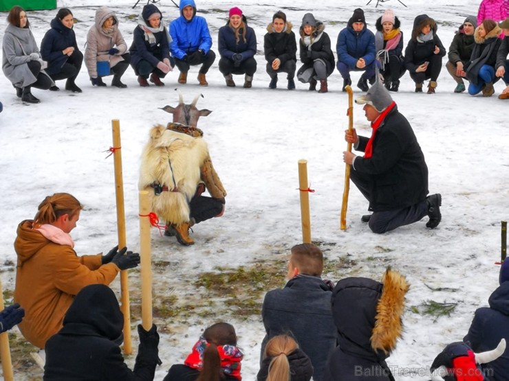 Kopā ar folkloristiem un latvisko tradīciju zinātājiem Alūksnē svinēja Meteņdienu, ejot rotaļās, lieloties, ēdot cūkas šņukuru, vizinoties no kalna un Kopā ar folkloristiem un latvisko tradīciju zinātājiem Alūksnē svinēja Meteņdienu, ejot rotaļās, lieloties, ēdot cūkas šņukuru, vizinoties no kalna un 245993