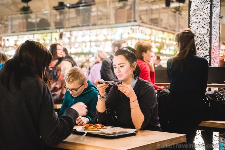 «Centrālais Gastro Tirgus» ir pirmais iekštelpu gastrotirgus Latvijā, kurā vairāk nekā 20 dažādi ēdinātāji un 2 bāri piedāvā viesiem plašu starptautis «Centrālais Gastro Tirgus» ir pirmais iekštelpu gastrotirgus Latvijā, kurā vairāk nekā 20 dažādi ēdinātāji un 2 bāri piedāvā viesiem plašu starptautis 246043