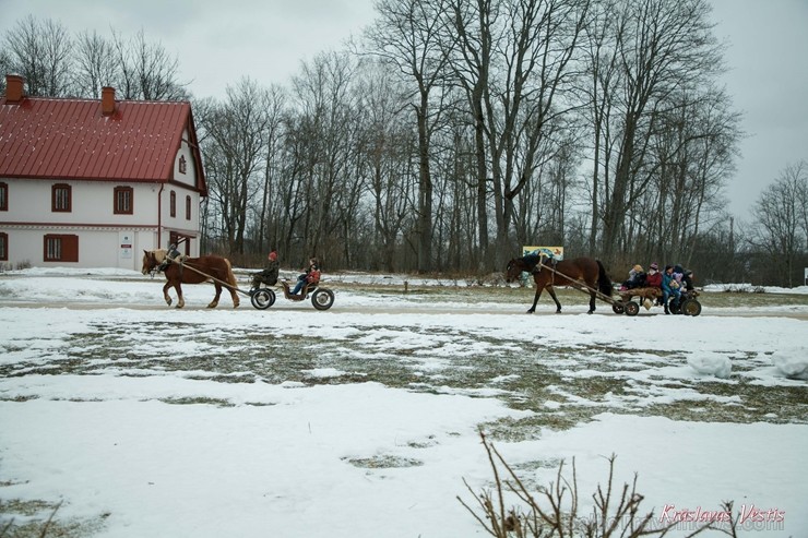 Ar poļu tautas dejām, ēdieniem, ķekatniekiem, Meteņu rotaļām un vizināšanos zirgu vilktajās kamanās grafu Plāteru pils pagalmā Krāslavā svin Meteņus 247166