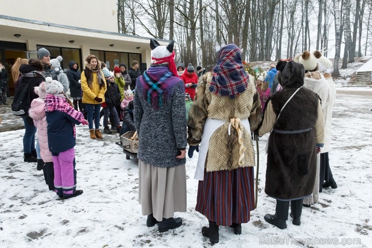 Rembates parkā pie Lielvārdes novada Kultūras centra jau otro gadu tika svinēti Meteņi, lai kopā ieskandinātu pavasari  Rembates parkā pie Lielvārdes novada Kultūras centra jau otro gadu tika svinēti Meteņi, lai kopā ieskandinātu pavasari 247286