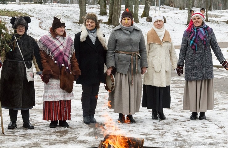 Rembates parkā pie Lielvārdes novada Kultūras centra jau otro gadu tika svinēti Meteņi, lai kopā ieskandinātu pavasari Rembates parkā pie Lielvārdes novada Kultūras centra jau otro gadu tika svinēti Meteņi, lai kopā ieskandinātu pavasari 247293