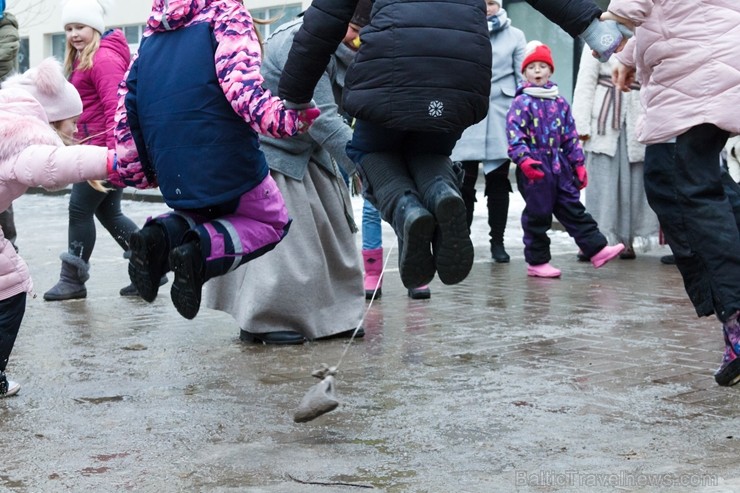 Rembates parkā pie Lielvārdes novada Kultūras centra jau otro gadu tika svinēti Meteņi, lai kopā ieskandinātu pavasari Rembates parkā pie Lielvārdes novada Kultūras centra jau otro gadu tika svinēti Meteņi, lai kopā ieskandinātu pavasari 247299