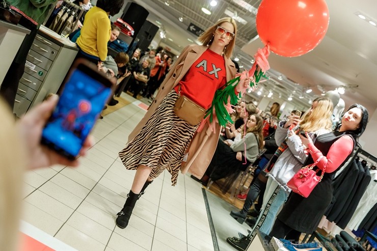 Universālveikals Stockmann rīkoja krāšņas pavasara sezonas atnākšanas svinības, pulcējot vienkopus spilgtas, sabiedrībā zināmas personības jaunās pava  Universālveikals Stockmann rīkoja krāšņas pavasara sezonas atnākšanas svinības, pulcējot vienkopus spilgtas, sabiedrībā zināmas personības jaunās pava 248217