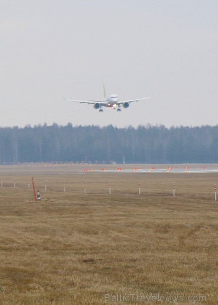 Travelnews.lv blakus skrejceļam vēro lidmašīnu kustību Starptautiskā lidostā «Rīga» 248946