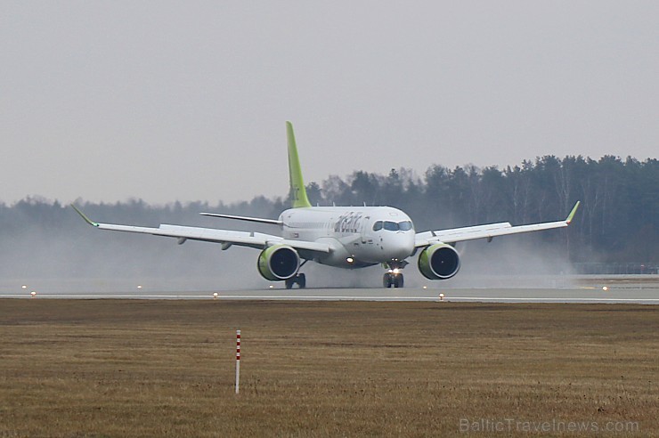 Travelnews.lv blakus skrejceļam vēro lidmašīnu kustību Starptautiskā lidostā «Rīga» 248947