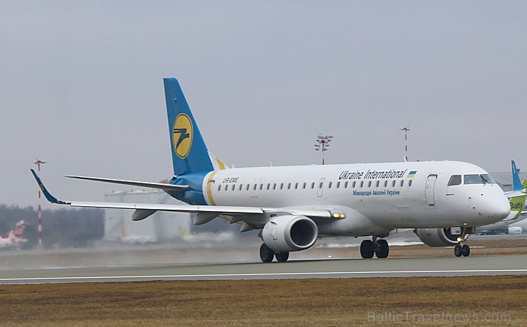 Travelnews.lv blakus skrejceļam vēro lidmašīnu kustību Starptautiskā lidostā «Rīga» 248956
