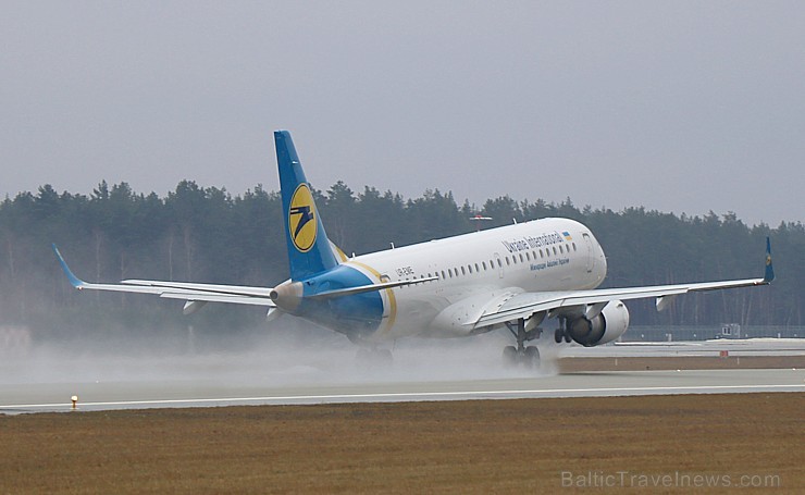Travelnews.lv blakus skrejceļam vēro lidmašīnu kustību Starptautiskā lidostā «Rīga» 248957