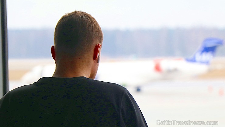 Travelnews.lv blakus skrejceļam vēro lidmašīnu kustību Starptautiskā lidostā «Rīga» 248974